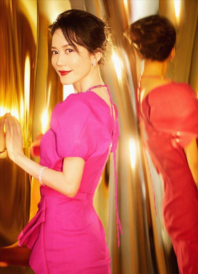 原创俞飞鸿穿荧光玫粉连衣裙气质时尚妩媚脸上洋溢着自信女人的美