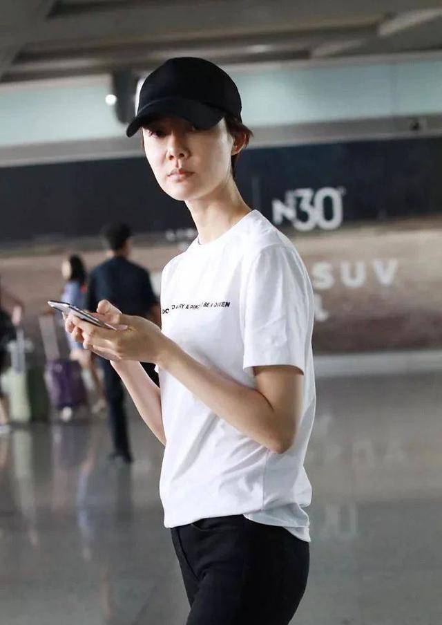 36岁车晓素颜现身,面部浮肿,法令纹深,走路驼背气质全无似路人_化妆