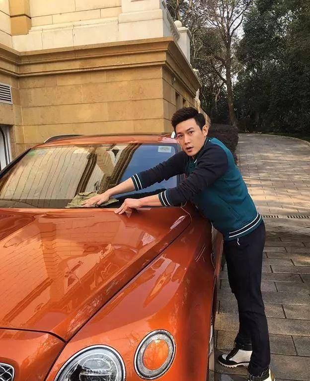 其实,陆毅在很早之前发布的洗自家豪车的照片中,就已经暴露自家的豪宅