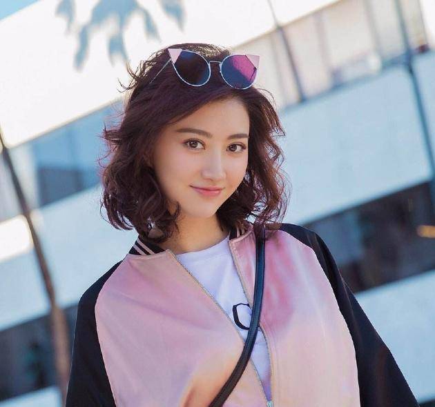 在娱乐圈中小编就知道两个有背景的人,一个是景甜,一个是韩雪.