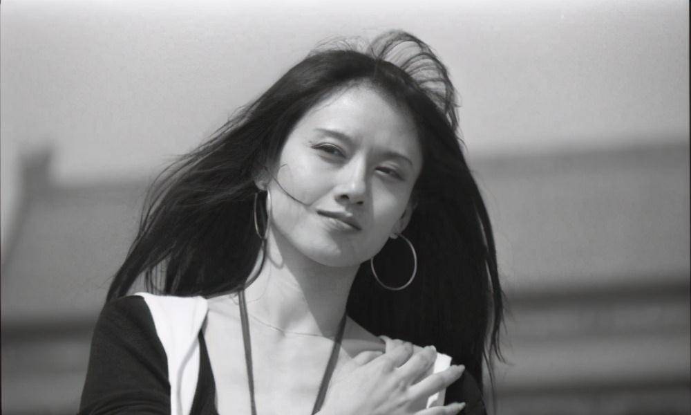 原创62岁的杨丽萍仙气全无曾常年吃花瓣今剪掉指甲拄拐杖出行