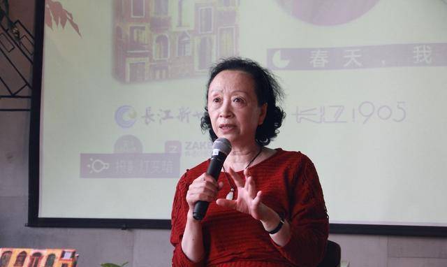 原创张抗抗今日的所作所为在她第一篇获奖小说夏里就埋伏了潜因