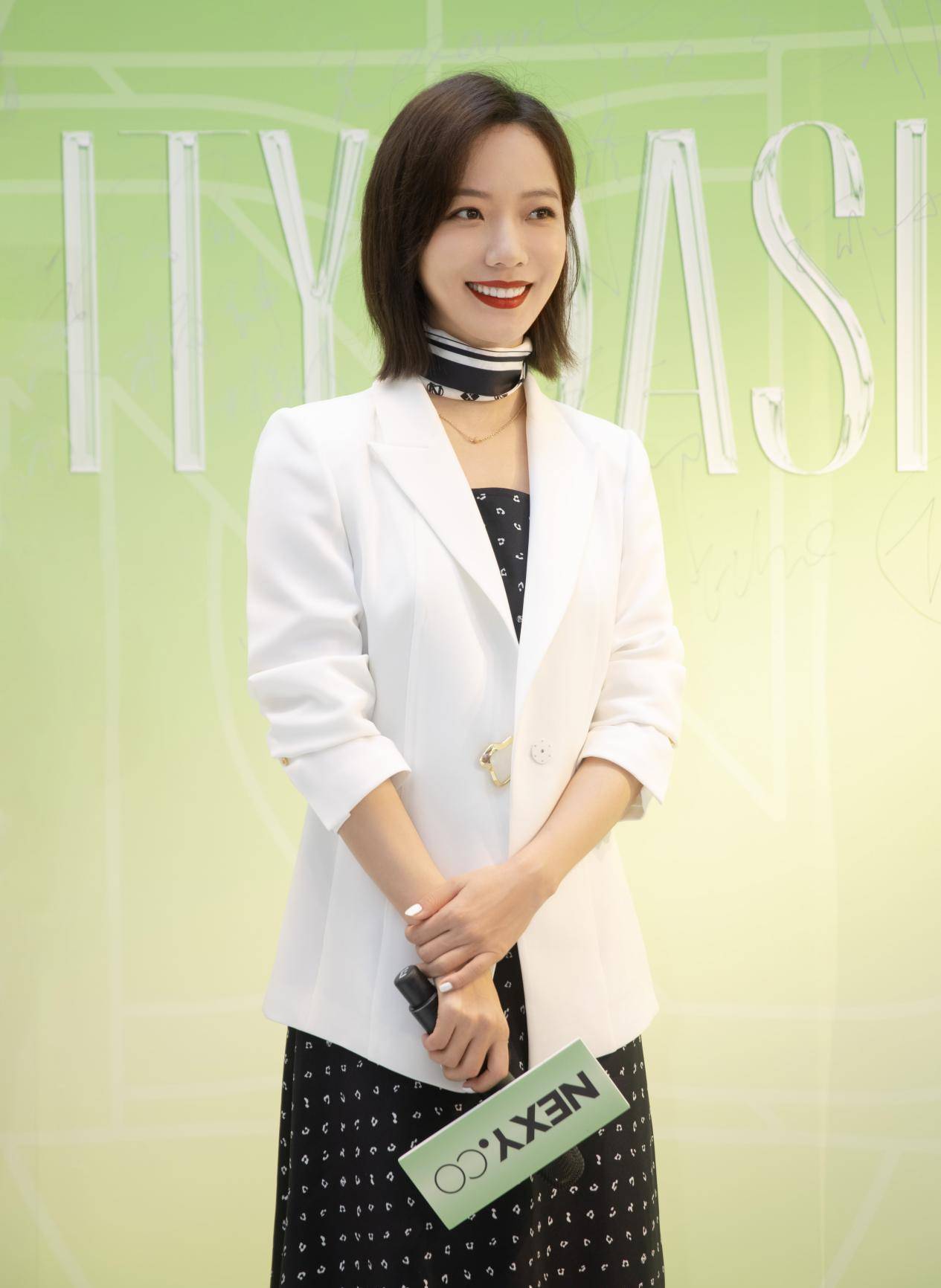 中性的女人原来这么美,王珞丹穿上西装显气质,美的让人移不开眼_白色