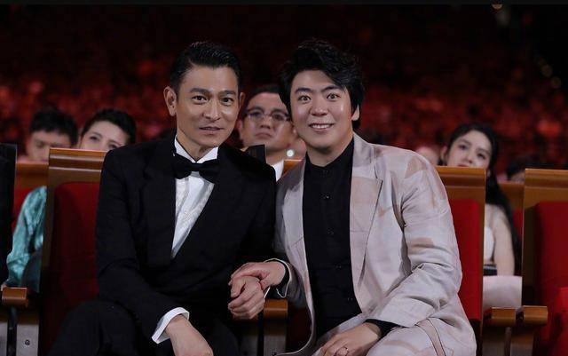 继佟丽娅后朗朗也找贾玲"显摆",晒和刘德华合照,沈腾才是真爱_作品