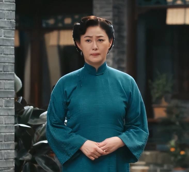 原创49岁潘金莲王思懿晒近照磨皮难掩发福和眼袋戴翡翠耳环显贵气