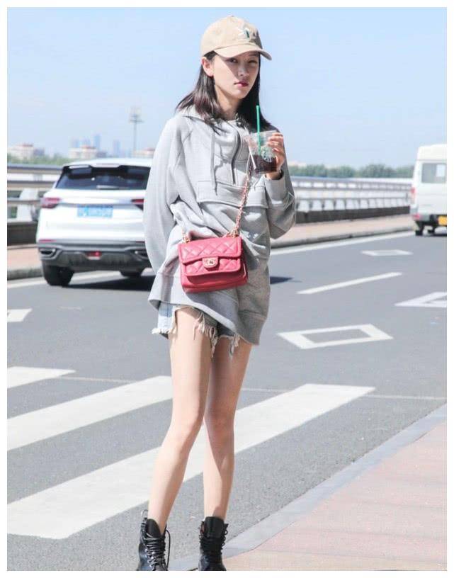 原创黄灿灿穿马丁靴故意不绑鞋带会不会摔不知道但真的很显腿细