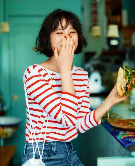 瞧美女博主的"治愈系穿搭":优雅又迷人!_笑容_衬衫_款式