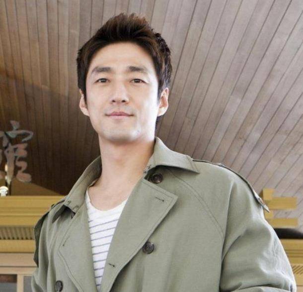 母亲是富家千金从小被严加管教的池珍熙他的安稳感并非偶然