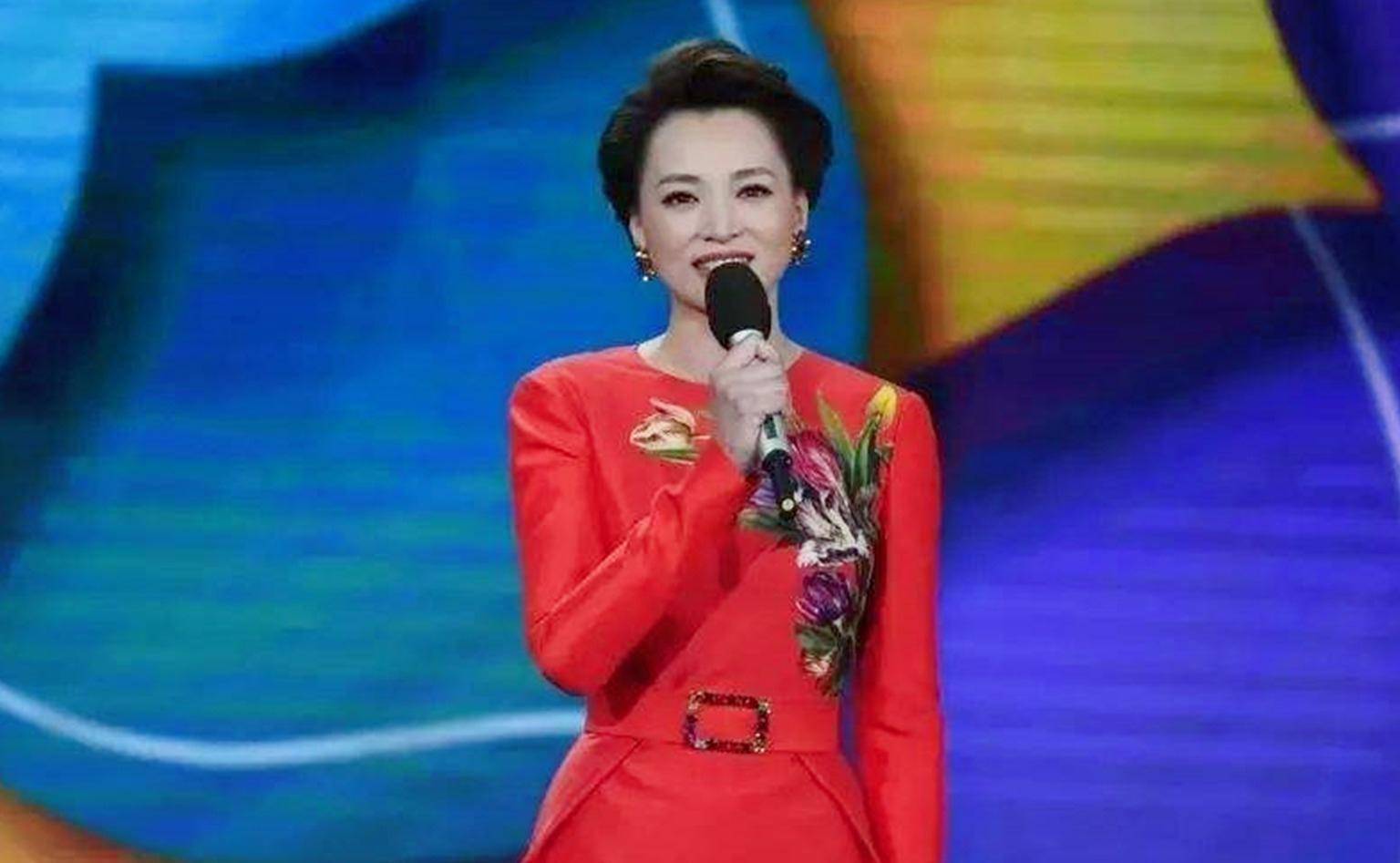 46岁董卿入选"亚太最美面孔",网友:她才是东方气质美的代表_礼服