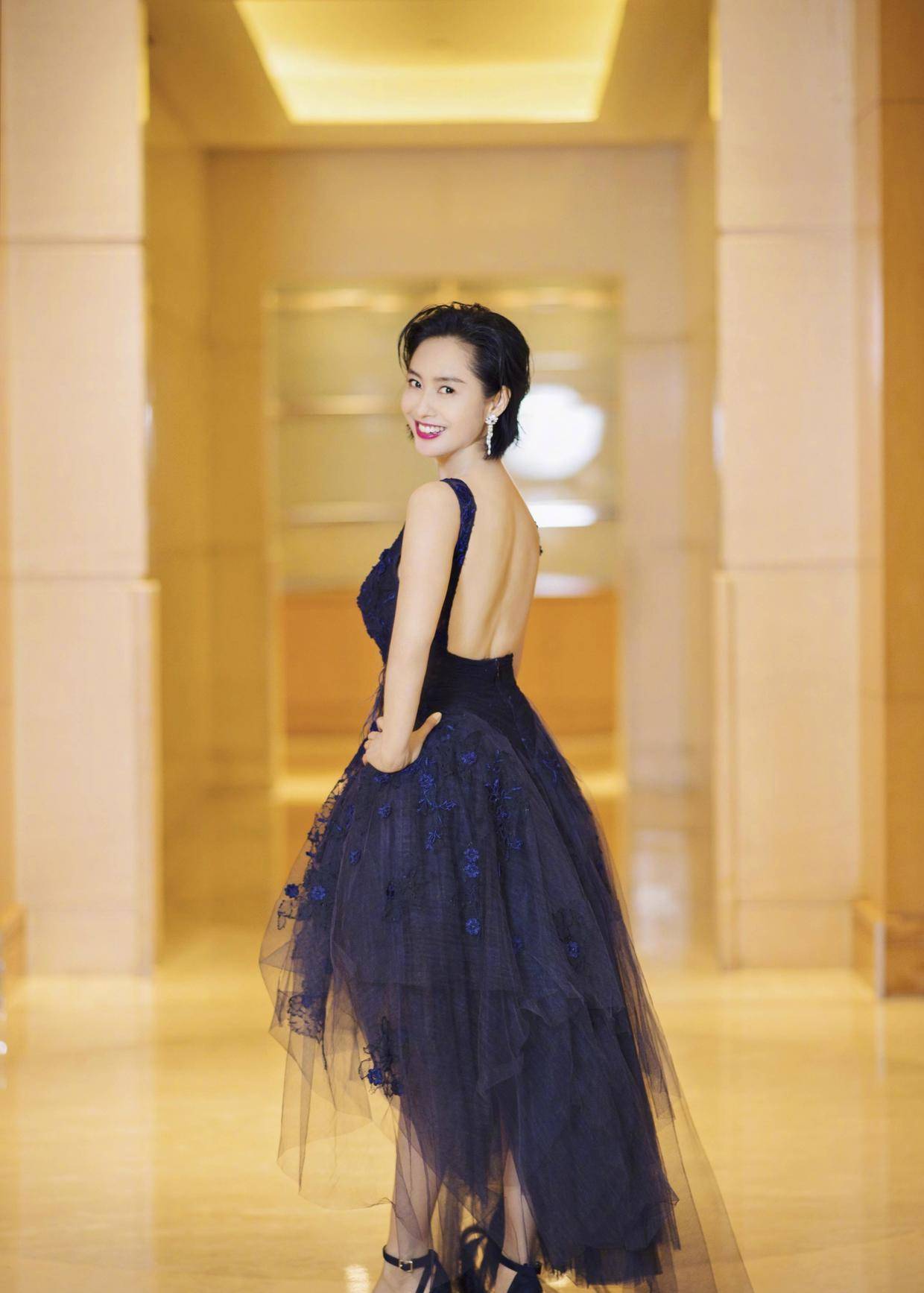 原创朱茵与老公罕见同框穿黑色挂脖吊带裙自信又时髦美得让人心动