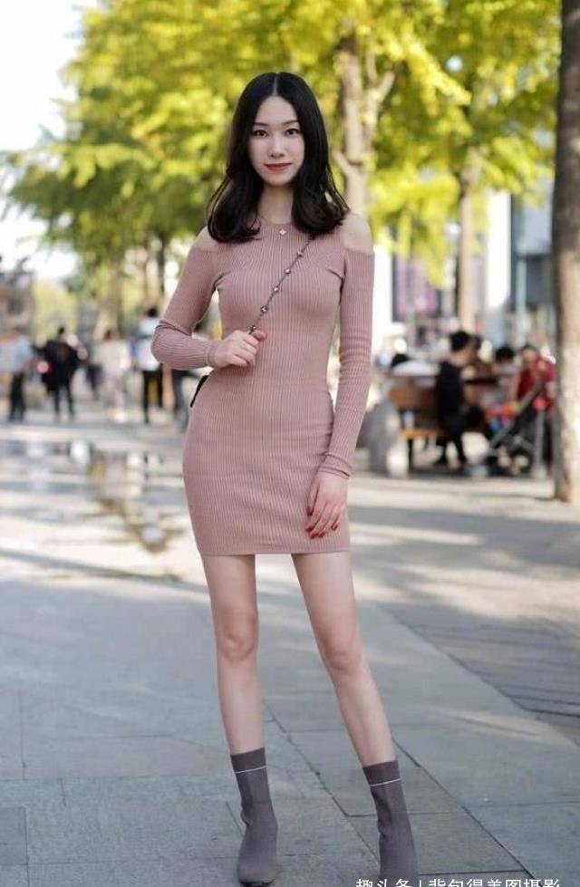 原创路人街拍美女真是好看穿黑色的连衣裙搭配优雅又时髦