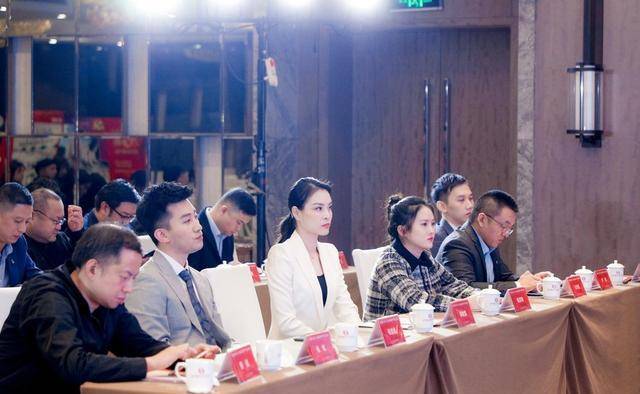 33岁吴敏霞近照曝光,与ceo老公机场秀恩爱,一举动暴露夫妻关系_张效诚