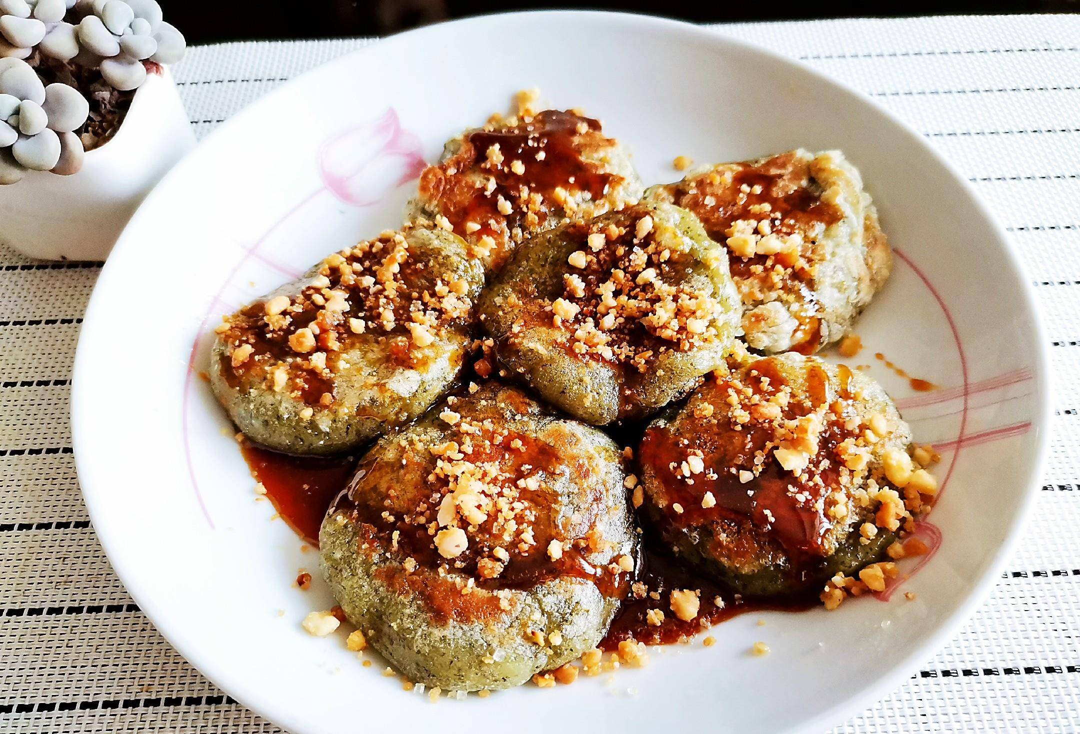 原创清明艾草香煎艾糍粑浇上红糖浆撒上花生酥软糯香甜好吃