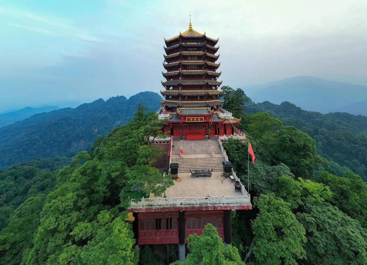 中国四大道教名山之一，是成都十景之一，海拔高1260米