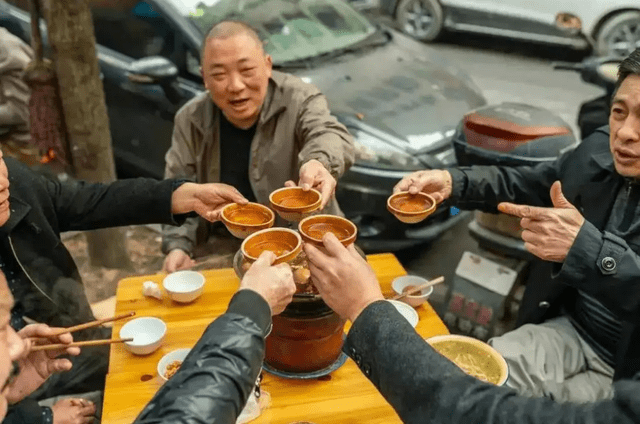 實際上,喝早酒這一習俗,在我國很多地方都有,例如