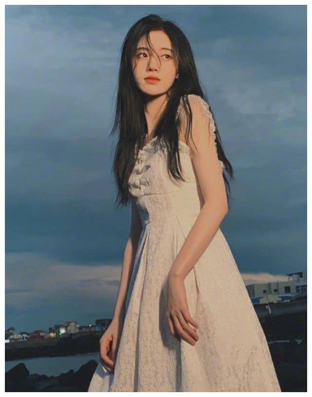 鞠婧祎不愧是三千年美女清纯白裙绑麻花辫直男挪不开眼