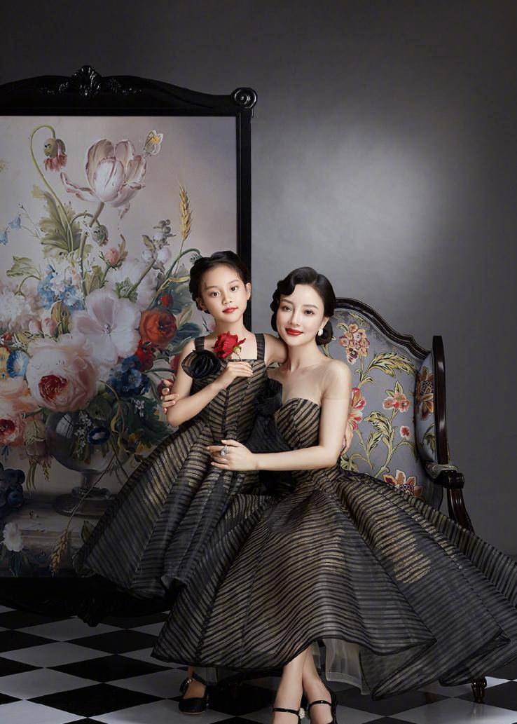 原创李小璐晒写真为9岁甜馨庆生母女俩可盐可甜气质相近如闺蜜