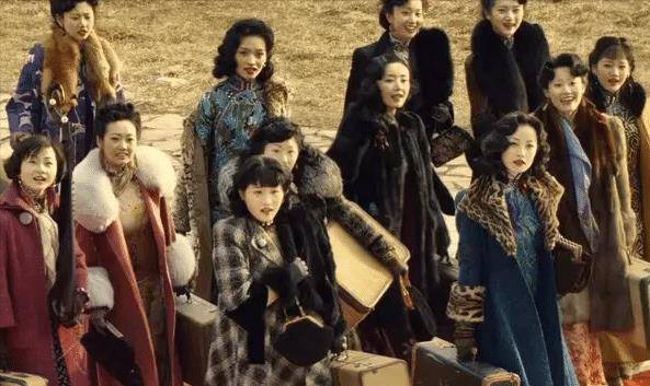 一种是以玉墨为首的风尘女子在紧张激烈,险象环生的环境下,从最起初被