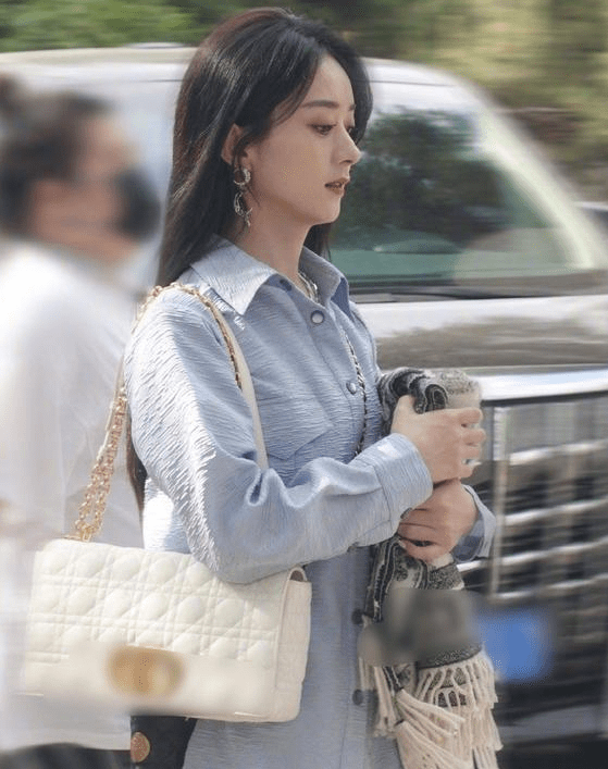 原创赵丽颖节日里下地干活太卖力脸上挂满了笑容