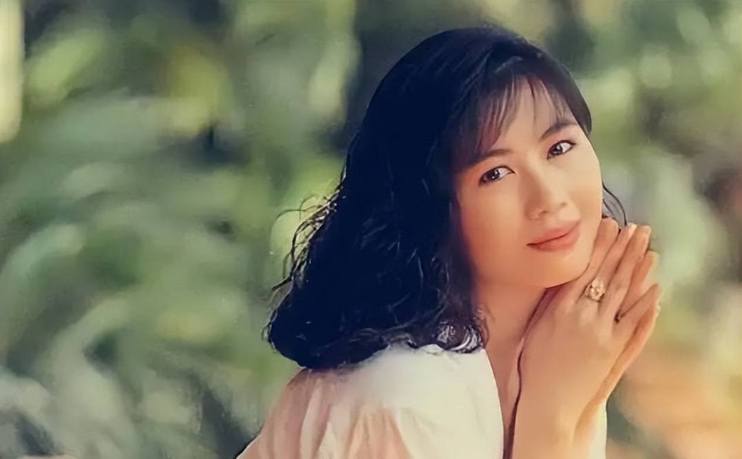 六福珠宝创始人杨宝玲集美貌与才华于一身的港姐冠军