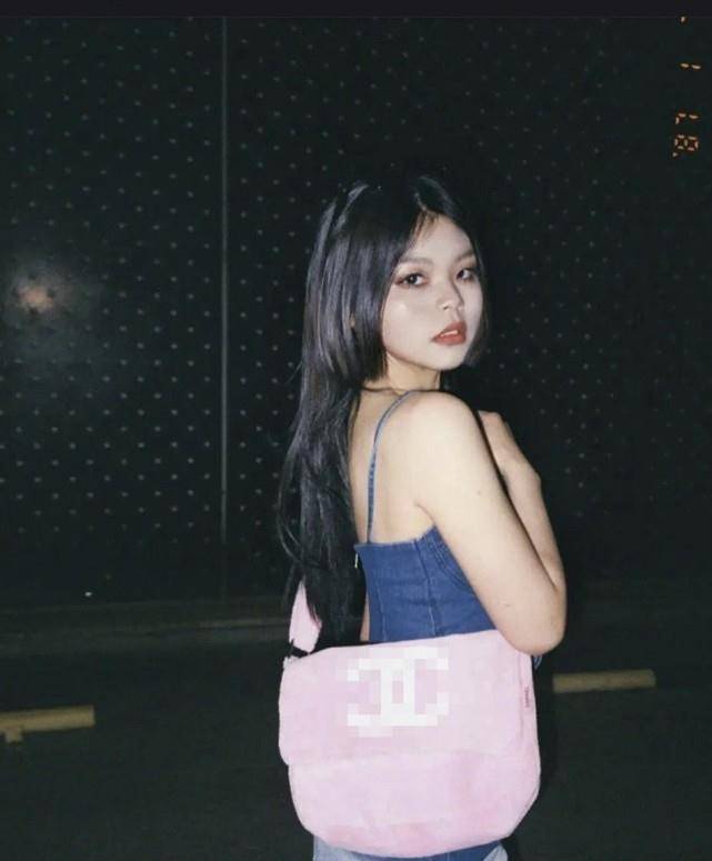 原创3unshine成员cindy瘦了穿吊带秀身材变美许多