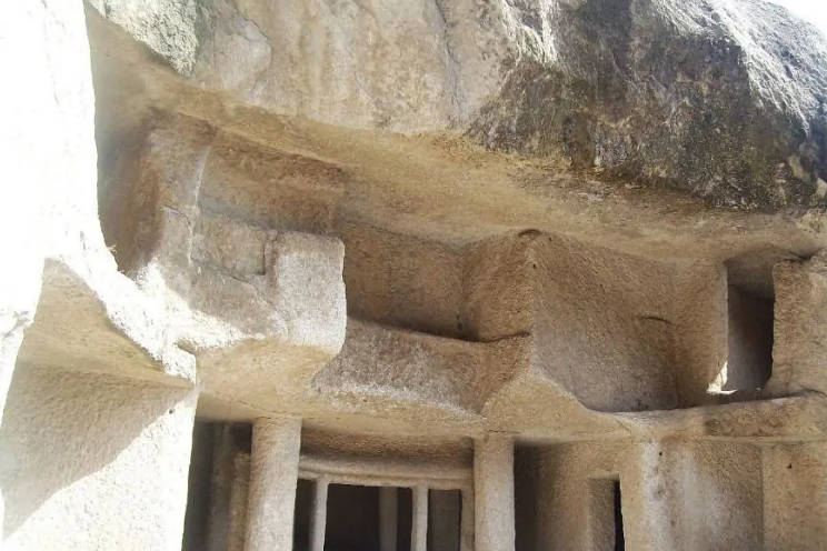 居生活的奇特,被赞"人造迷宫",叫做古崖居,就在八达岭长城游览线路上