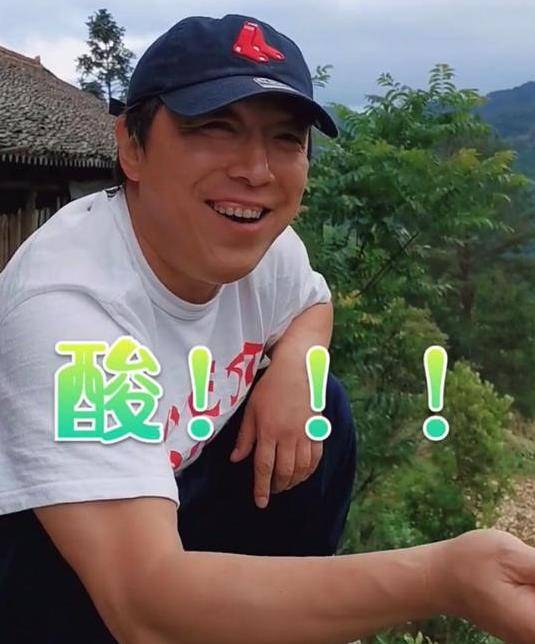 原创黄渤近况曝光脸部发福一脸憨实和妻子相爱22年不离不弃