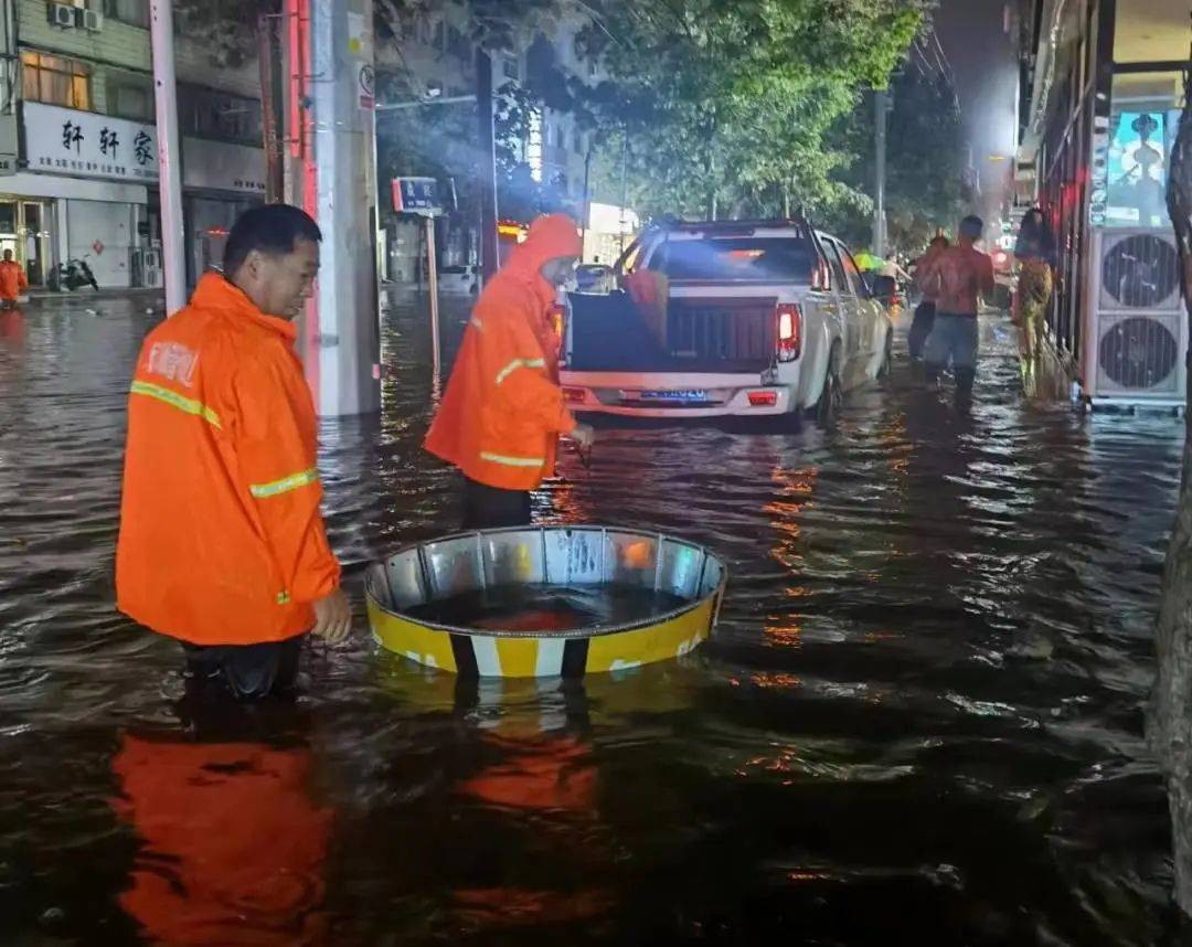 濮阳市城市管理局积极应对入夏后的第一场暴雨