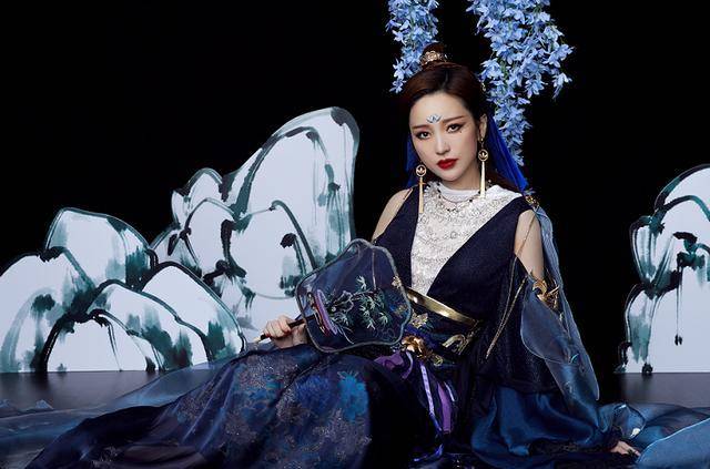 金莎时隔多年穿古装,"姥姥"造型星月眼妆美腻了,比吕素还好看_风格