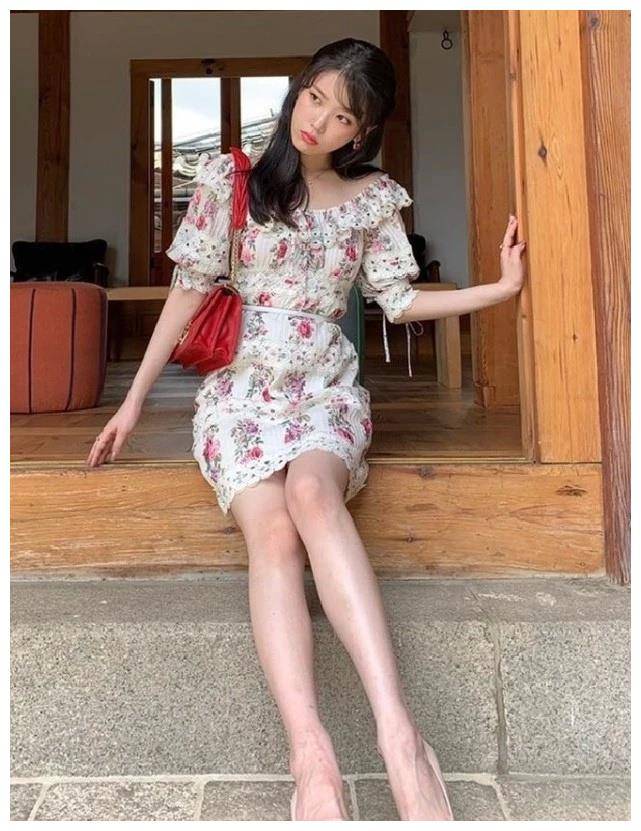 原创iu终于营业穿20厘米百褶裙热舞当她扭胯那刻全场沸腾