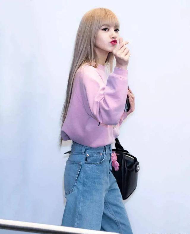 芭比美少女lisa ,生活中的她喜欢个性又甜美的穿搭,全是爆款!