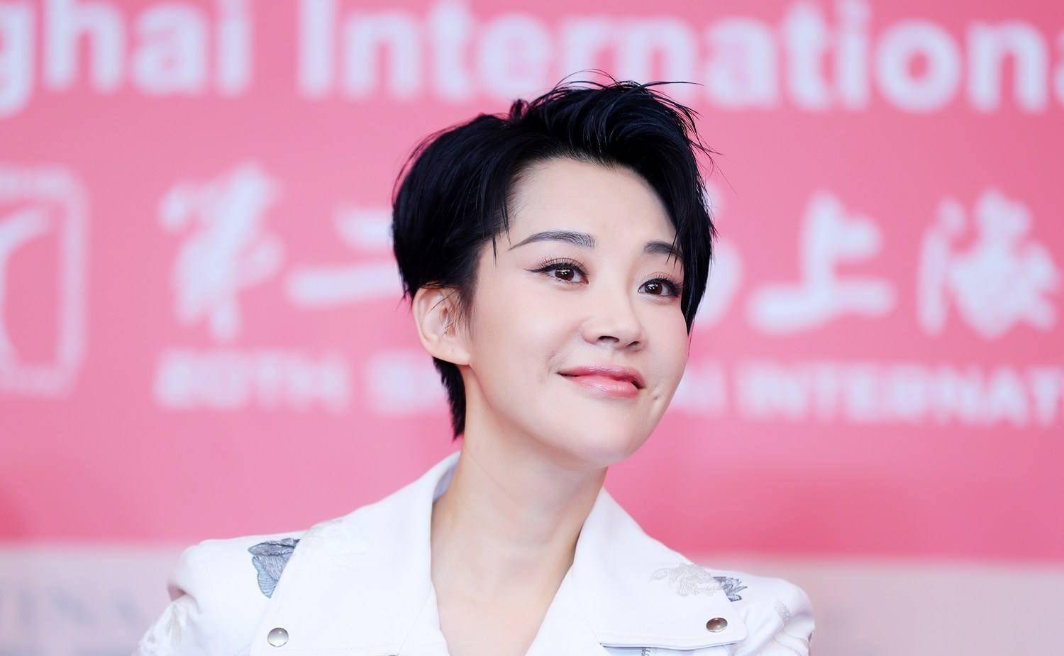 53岁金成铃大方晒身材,新短发造型模仿冻龄女神许晴_保养_皮肤_运动