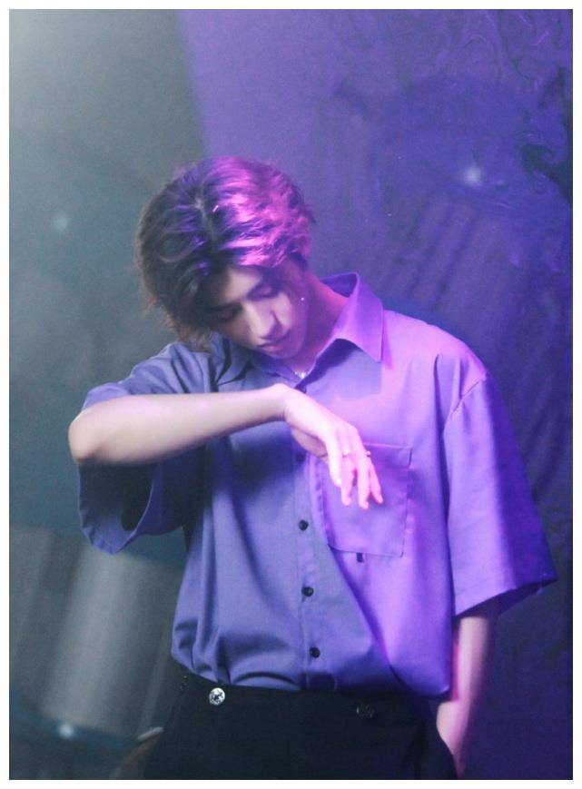 原创没想到饱受争议的蔡徐坤因一件简单到不行的衬衫而翻身太绝了