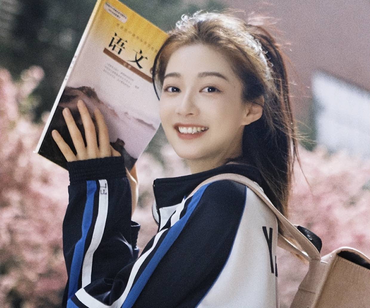 中传校花冯琳出席毕业典礼与前辈同台主持太惊艳不愧是保研生