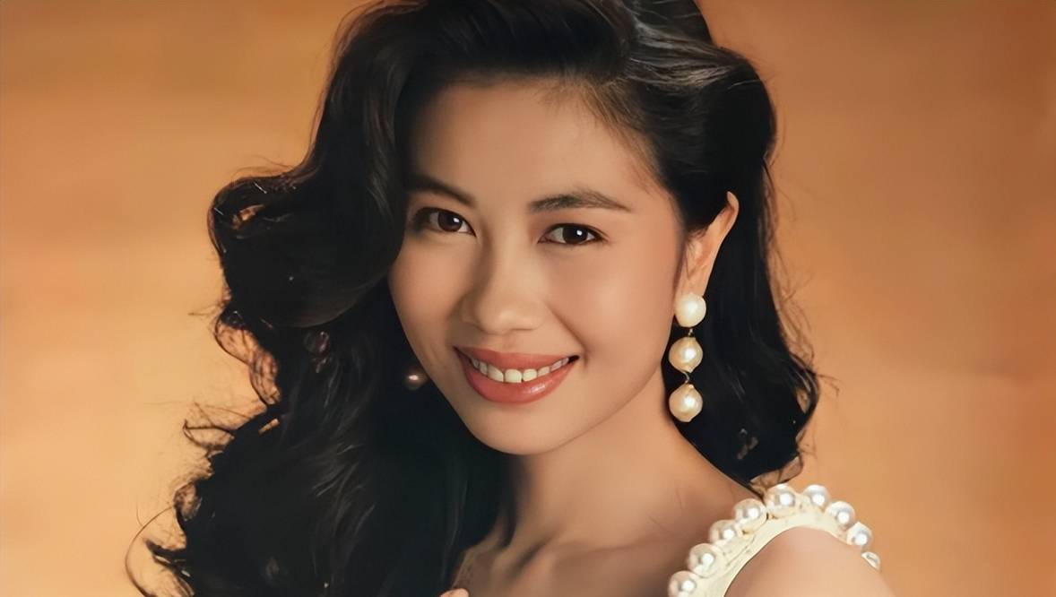 六福珠宝创始人杨宝玲集美貌与才华于一身的港姐冠军