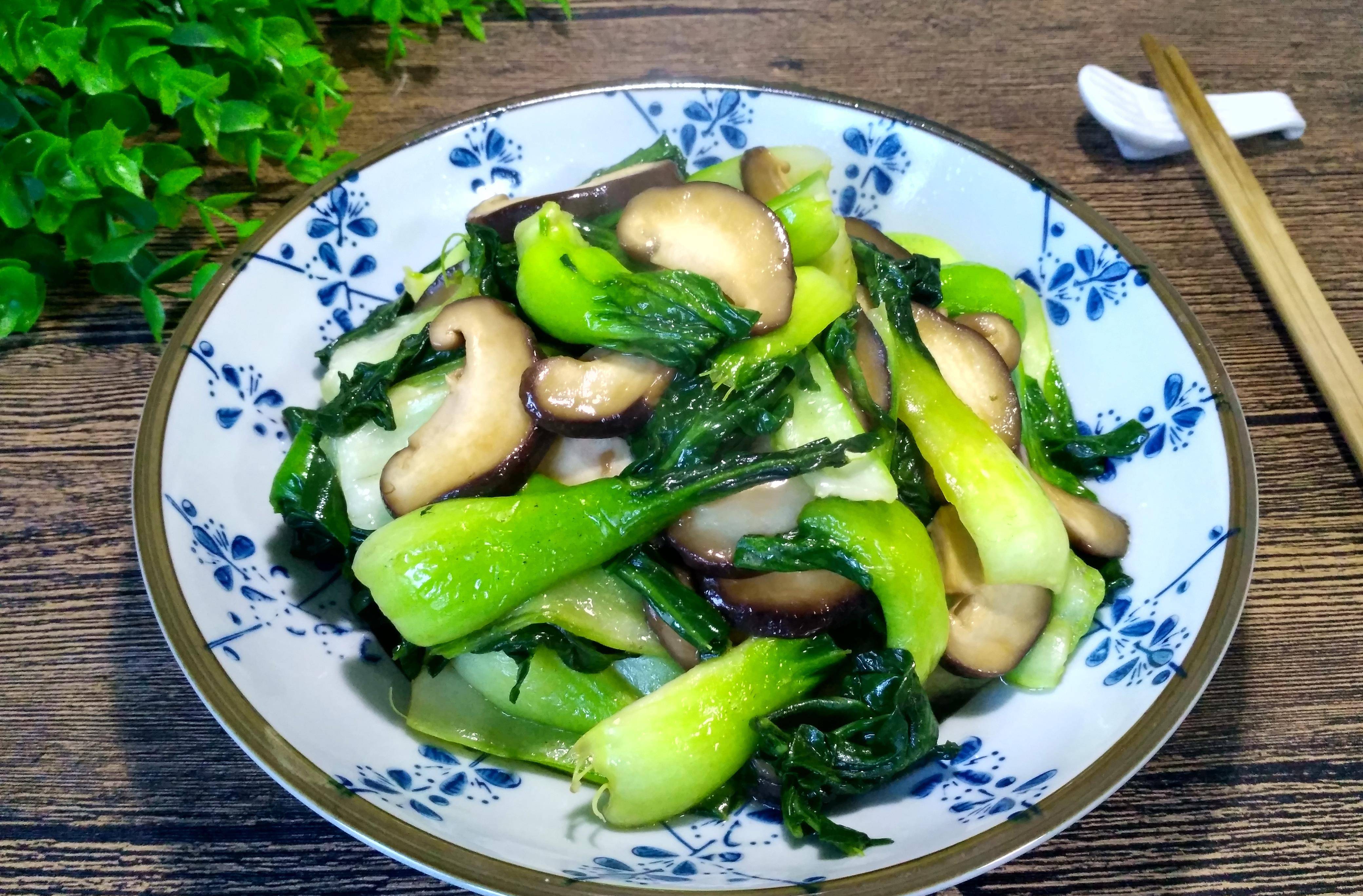 【香菇炒青菜】用料:青菜500克,香菇6个,生抽一汤勺,盐少许
