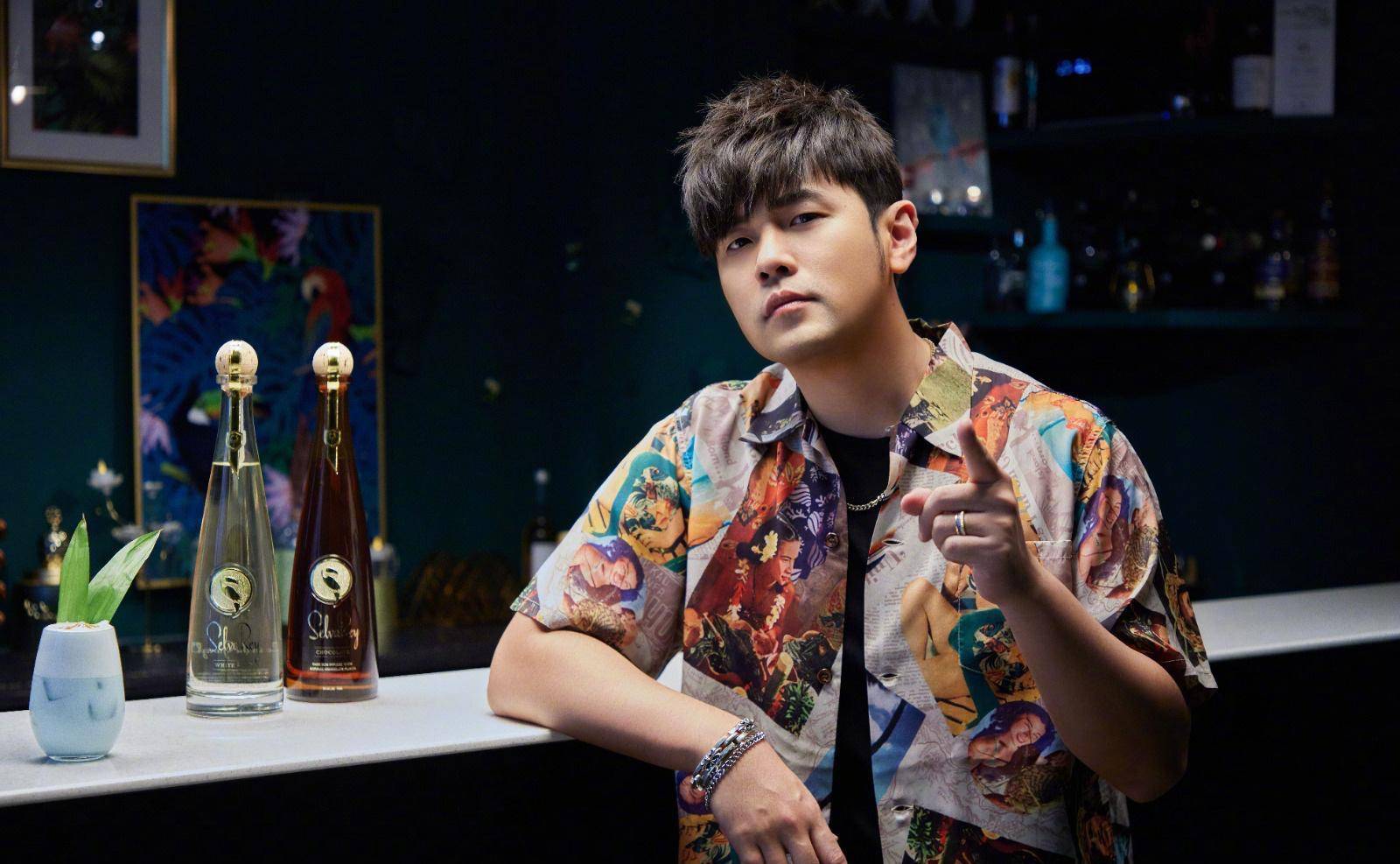 周杰伦瘦了,明星真的体重易控,穿黑风衣熟悉的"周董"回来了_黑色_因为