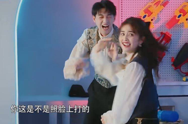 但是好巧不巧,在第6季的第6期节目里,两人又碰到了一起,"世界大战"一