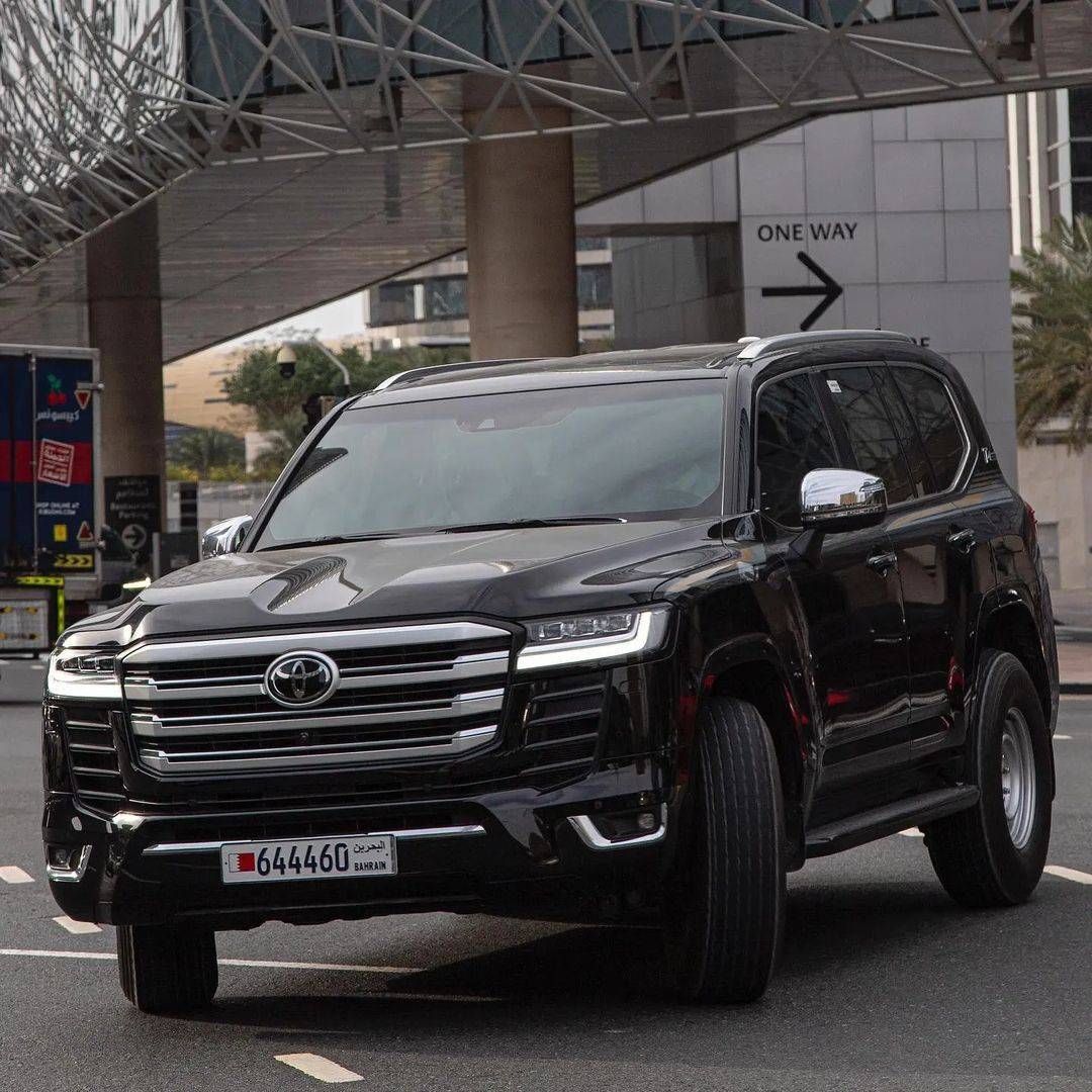 低配丰田陆巡亮相街头铁轮毂40引擎造型精致对标途乐