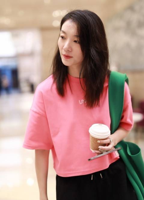 街拍齐溪粉色t恤黑色短裤绿色大包包时尚亮眼