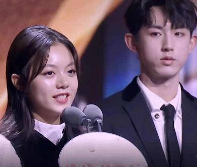 原创赵今麦上台颁奖谁注意她看林一的眼神网友女朋友才会这么看