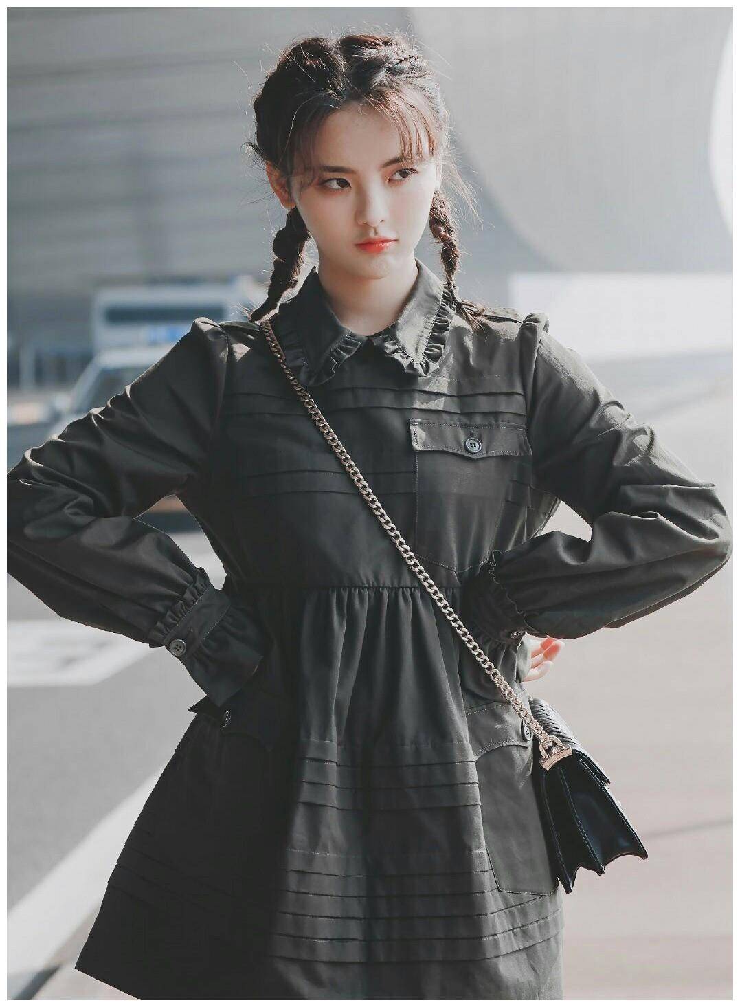 杨超越21岁不走可爱风,4套造型颠覆清纯变酷girl,霸气十足!