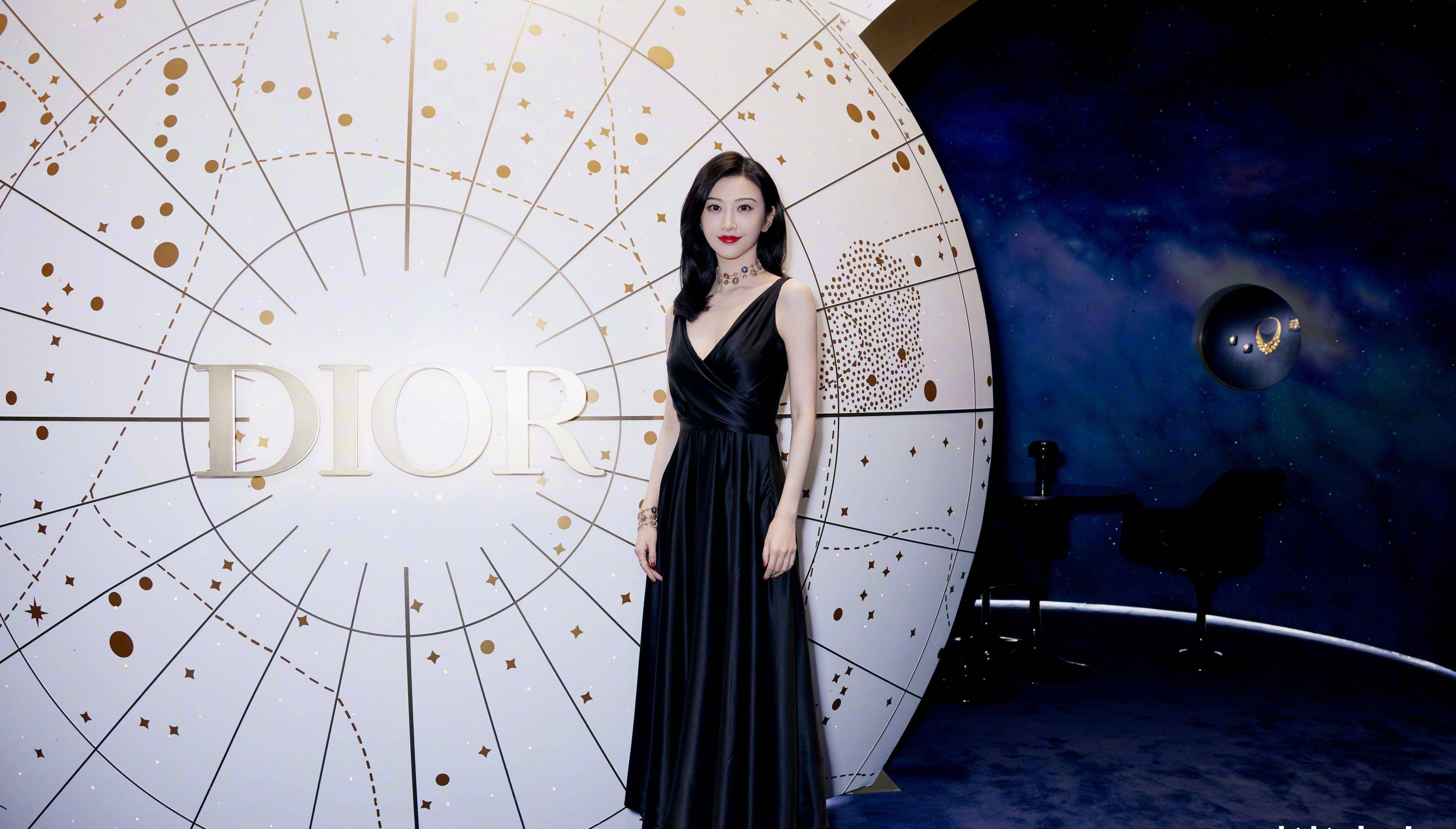 景甜微博之夜太美了,一袭黑色刺绣连衣裙,斜肩设计露出天鹅颈气质高雅