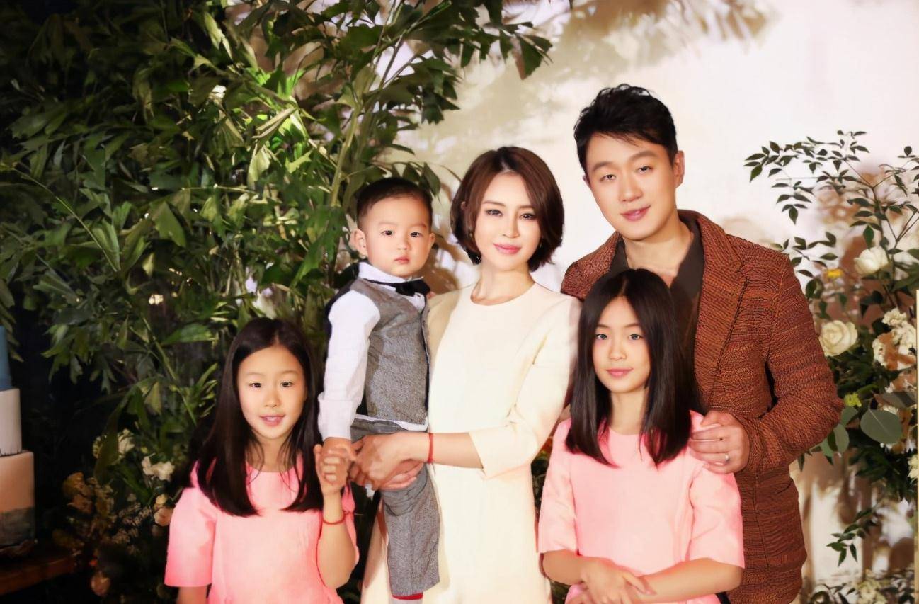 目前佟大为与关悦两人有三个孩子,儿女都齐了,家庭美满已在人生巅峰了