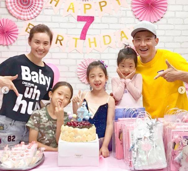 原创小泡芙7岁生日照曝光女儿奴刘畊宏为其庆生全家温馨有爱