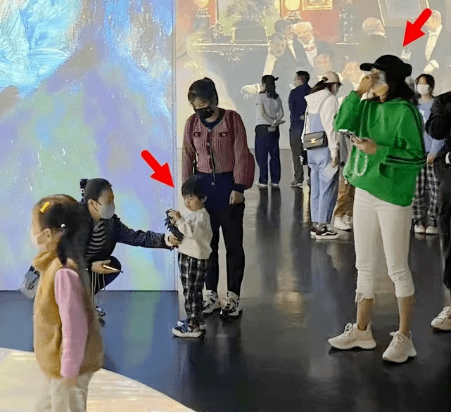 章子怡带儿女看艺术展,醒醒变小美女,儿子超可爱