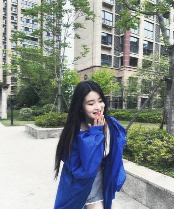 "小林青霞"柴蔚晒写真致敬青春,蓝色长袍盖不住修长美腿_照片_成绩