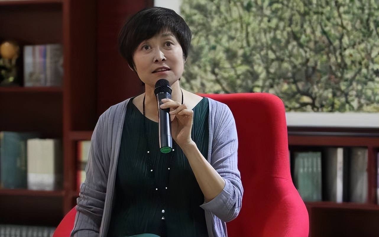 原创67岁敬一丹看脸是真的老了但穿衣优雅很温柔气质太和蔼了