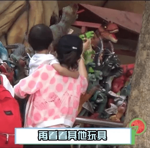 章子怡带儿女看艺术展,醒醒变小美女,儿子超可爱