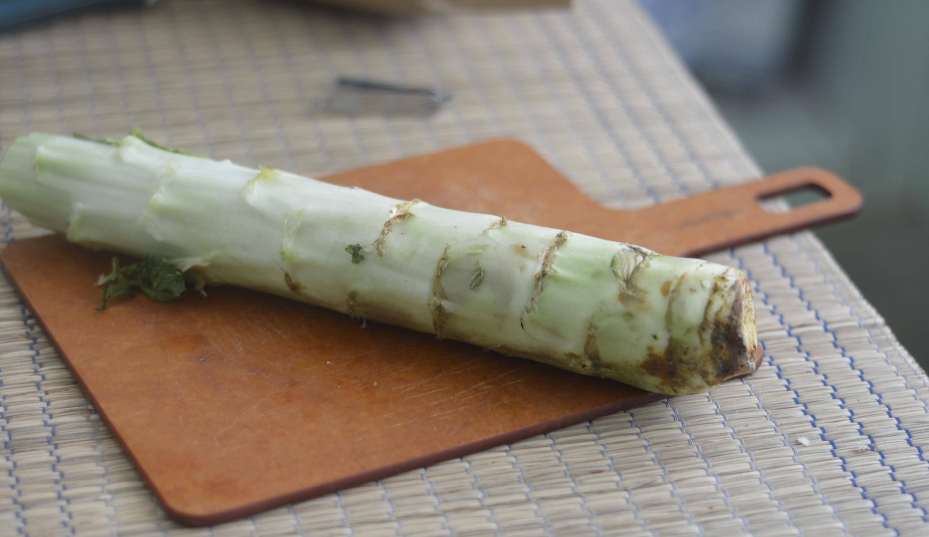 买莴苣时叶子不要扔，它维生素很高，比生菜还好吃！扔掉太可惜_手机搜狐网
